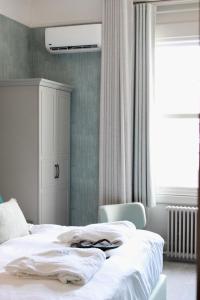 托基Lincombe Hall Hotel & Spa - Just for Adults的卧室配有白色的床和窗户。