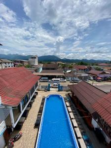 万荣Nana Backpackers Hostel的享有带游泳池的度假村的顶部景致