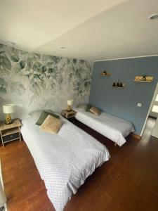 SancourtStudio 8的两张床位于带植物墙的房间里