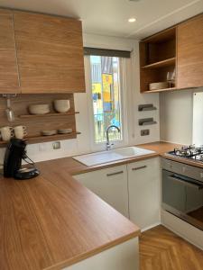 克诺克－海斯特Luxury Seaside Cottage 28的厨房配有木制台面和水槽