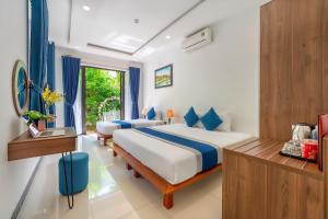会安Summer holiday villa的一间卧室设有两张床和窗户。