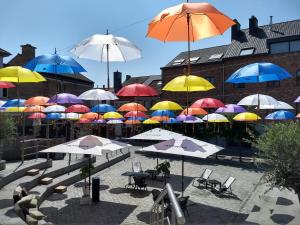 博尔赫隆Loft in Borgloon的一堆挂在桌椅上的伞