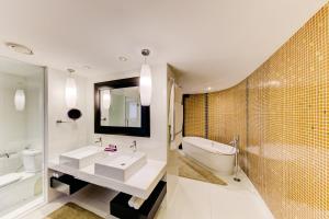 科伦坡肉桂大科伦坡酒店的一间带两个盥洗盆、浴缸和卫生间的浴室