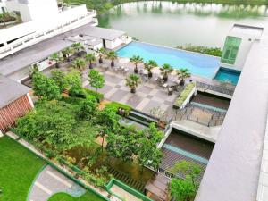 吉隆坡Setapak Central Signature Suites by Manhattan Group的享有带度假村的游泳池的顶部景致