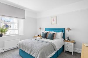 达特茅斯THE ANGEL 2 BEST VIEWS IN DARTMOUTH的一间卧室设有蓝色的床和窗户。