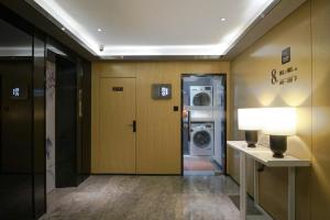 广州柏高·雅酒店（广州江泰路地铁站店）免费广交会穿梭巴的走廊上设有带洗衣机和烘干机的洗衣房