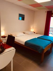 雷克罗塞Chalet Montriond的酒店客房设有床和窗户。