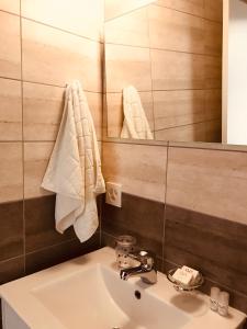 雷克罗塞Chalet Montriond的浴室配有盥洗盆、镜子和毛巾