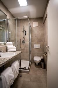 菲尔恩海姆AP Hotel Mannheim Viernheim的带淋浴、盥洗盆和卫生间的浴室