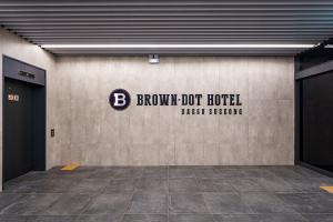 大邱Brown Dot Hotel Daegu Suseong的建筑墙上的棕色点标牌