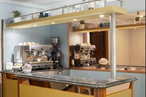 热那亚阿萨罗堤酒店的厨房配有带咖啡机的台面