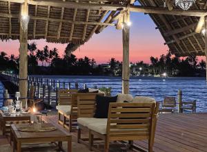 蓬圭本格威湾度假村的享有日落水景的餐厅