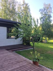 KeminmaaCosy and tidy house in Lapland , Keminmaa的一座带木甲板和庭院的房子