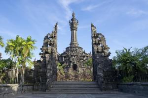 库塔库塔索啦丽思酒店的一座有纪念碑的寺庙的大门