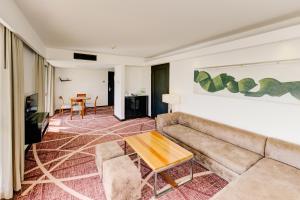 科伦坡肉桂湖畔的客厅配有沙发和桌子