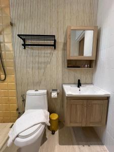 苏梅岛Amity Beach Resort的浴室配有白色卫生间和盥洗盆。