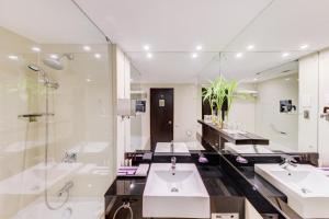 科伦坡肉桂湖畔的一间带两个盥洗盆和淋浴的浴室