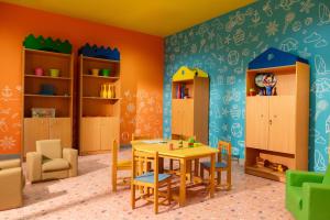 Mājid Abū ZaydAlmazino, Almaza Bay的儿童游戏室配有桌椅