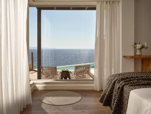 阿齐亚佩拉加Seaside A Lifestyle Resort - Adults Only的一间卧室设有海景窗户