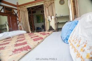塔科拉迪Art and Leisure-EB Hotel的一间卧室配有床,床上装有被子