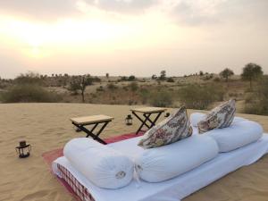 ShaitrāwaDhora Desert Resort, Signature collection by Eight Continents的沙漠中的一张床上