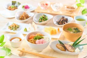 加贺Ooedo Onsen Monogatari Nagayama的餐桌上放着一碗食物和筷子