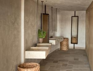 阿齐亚佩拉加Seaside A Lifestyle Resort - Adults Only的浴室设有三个水槽和盆栽植物
