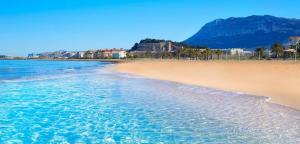 德尼亚Elegance的一片蓝水和山 ⁇ 的海滩