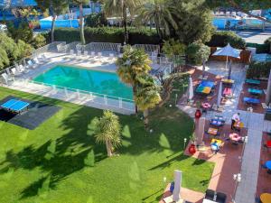 圣罗兰度瓦诺沃特尼斯机场卡普3000酒店的享有棕榈树游泳池的顶部景致