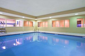 干岭德赖里奇希尔顿恒庭酒店的在酒店房间的一个大型游泳池
