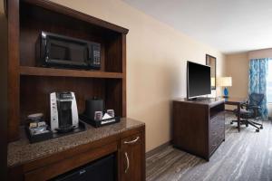 休斯顿休斯敦/布什洲际机场希尔顿花园酒店的酒店客房配备了微波炉和电视。
