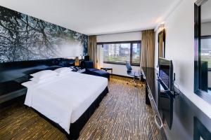 科伦坡肉桂湖畔的配有一张床和一台平面电视的酒店客房