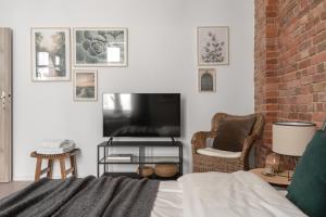 卡托维兹HARBOR APARTMENTS - Damrota的客厅配有床和平面电视