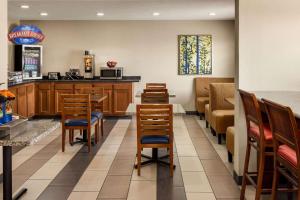 锡达拉皮兹贝蒙特旅馆套房酒店 - 锡达拉皮兹的餐厅设有木椅、桌子和柜台