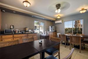 印地欧Rodeway Inn near Coachella的厨房以及带桌椅的用餐室。