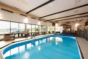 阿弗尔品质酒店的在酒店房间的一个大型游泳池