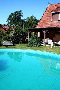 WinsenFerienwohnungen Bauernhof Beckmann的一座大蓝色游泳池,位于房子前