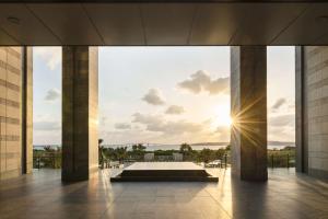 宫古岛Hilton Okinawa Miyako Island Resort的从大楼的大堂欣赏美景