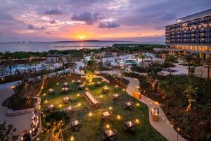 宫古岛Hilton Okinawa Miyako Island Resort的日落时分度假村的空中景致