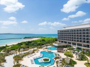 宫古岛Hilton Okinawa Miyako Island Resort的享有度假村和海滩的空中景致