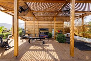 帕拉斯波罗斯Andronis Minois的木制健身房,在木甲板上提供两辆健身自行车