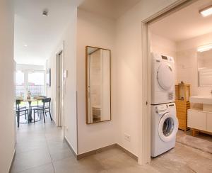 纳图尔诺Apartment Lavendel的洗衣房配有洗衣机和烘干机
