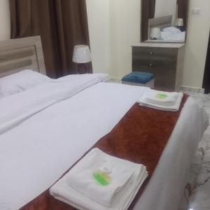杰拉什Dream house hotel jerash的酒店客房,配有两张带毛巾的床