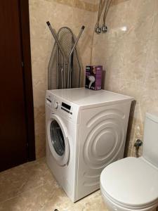 斯巴达Πολυτελές Διαμέρισμα με Θέα的卫生间旁的浴室内配有洗衣机。
