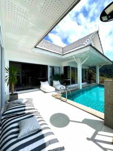 高兰BaanKuer Hill Pool Villa的一个带游泳池和房子的庭院