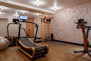 巴黎Hôtel Riesner的一间设有健身器材和跑步机的房间