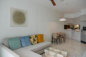 邦涛海滩Cassia Residences 1的客厅配有沙发和桌子