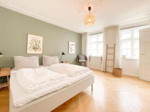 哥本哈根Large Flat with 4 Bedrooms in Copenhagen的窗户客房内的一张大白色床