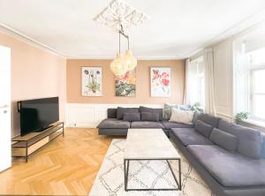 哥本哈根Large Flat with 4 Bedrooms in Copenhagen的带沙发和电视的客厅