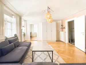 哥本哈根Large Flat with 4 Bedrooms in Copenhagen的客厅配有沙发和桌子